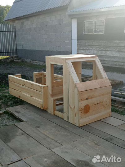 Деревянная машинка для детской площадки