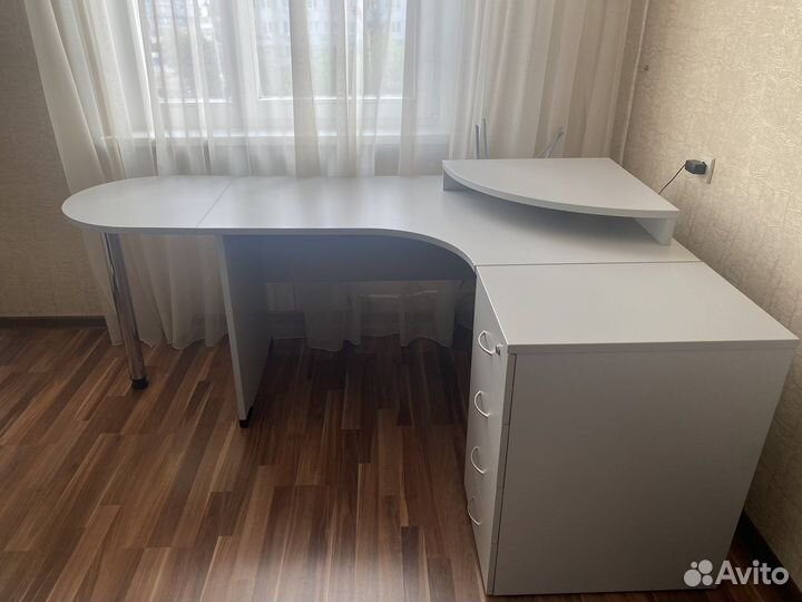 Стол и стеллаж