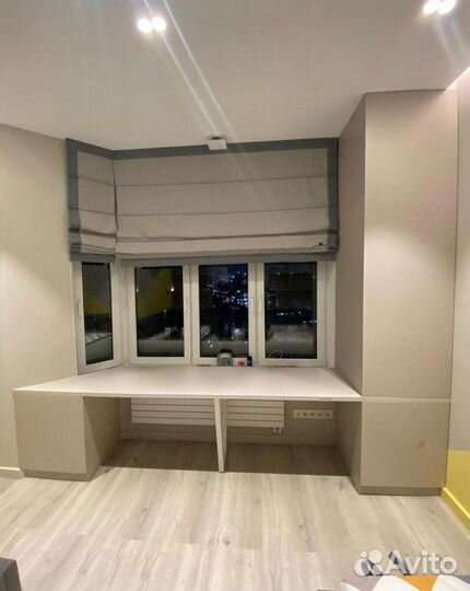 Детская рабочая зона у окна для двоих