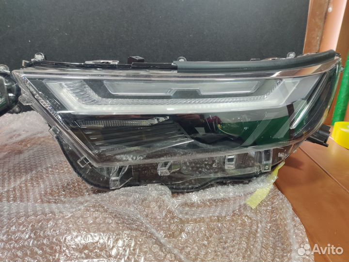 Фары Левая - Правая Toyota RAV4 2022 Оригинал