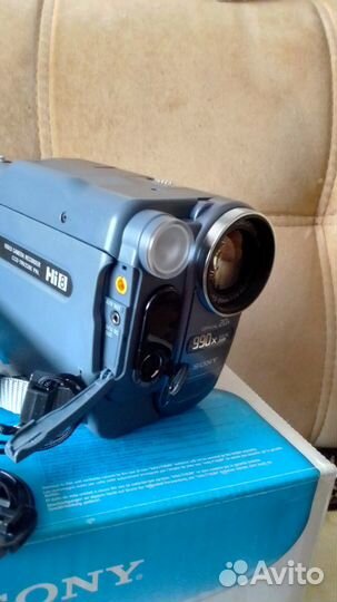 Видеокамера Sony CCD-TRV228E