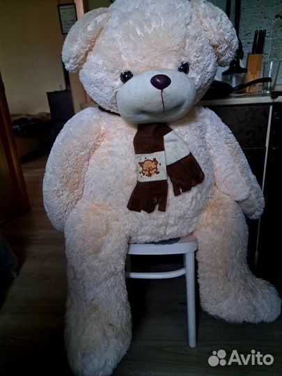 Большой плюшевый медведь