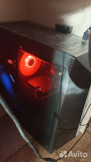 Игровой компьютер с монитором и клавиатурой