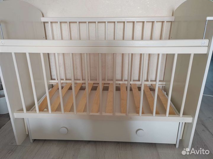 Детская кроватка с маятником и ящиком