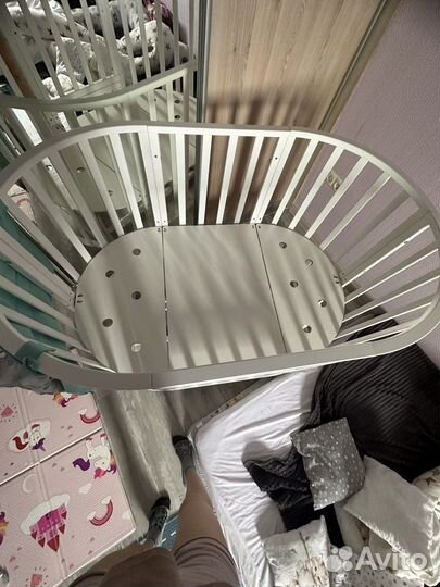 Детская кроватка с маятником белая