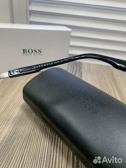 Солнцезащитные очки Hugo Boss