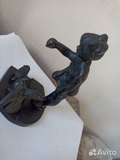 Девочка кормит голубей.Чугун. Куса 1980 год.СССР