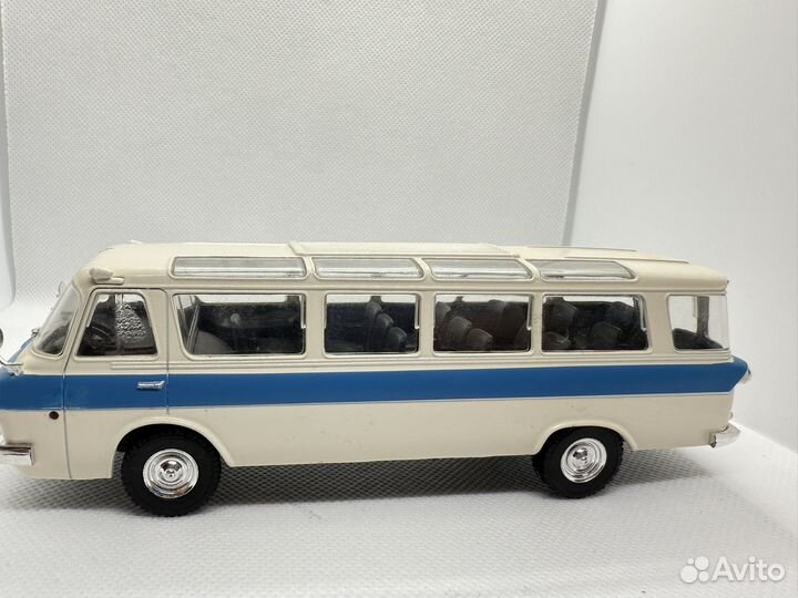 Две модели автомобиля ЗИЛ-118