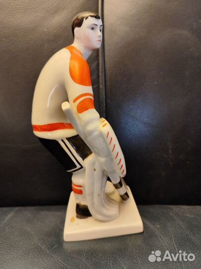Фарфоровая статуэтка вратарь