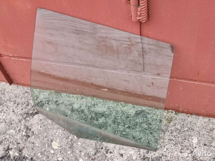 Стекло задней правой двери Гольф 4 универсал