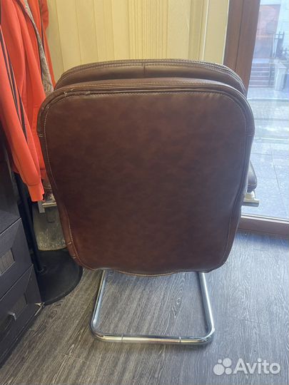 Кожанное кресло