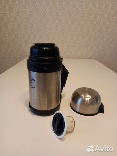 Термосы, кофеварка, миски, дуршлаг