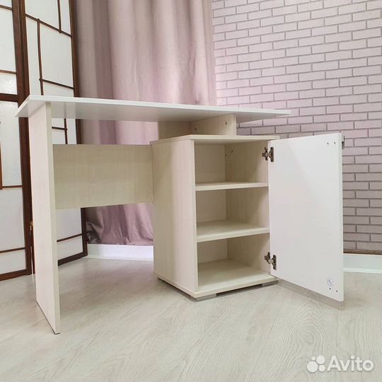 Туалетный стол с 3 полками+1 дверца