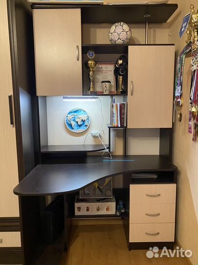 Компьютерный стол с полками и ящиками