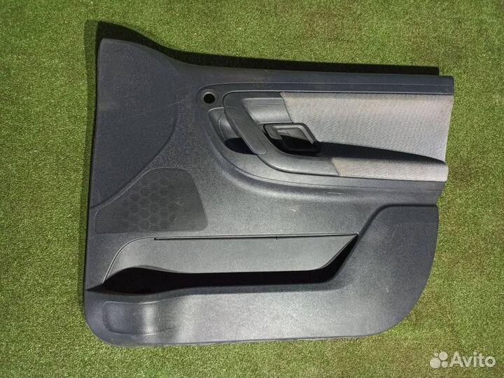 Обшивка двери передняя правая Skoda Fabia 2