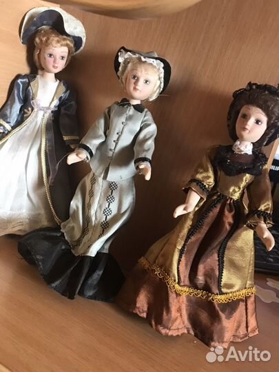 Кукла фарфоровая