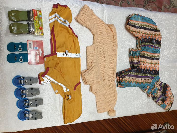 Продам комбинезоны и носочки для собак