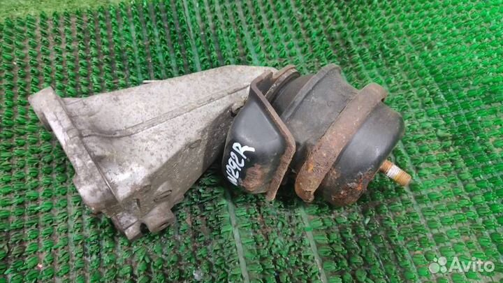 Опора (подушка) двигателя правая Suzuki Grand Vit