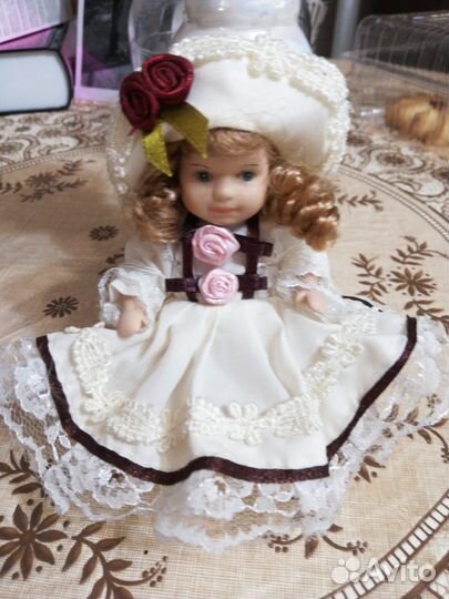 Фарфоровая куколка