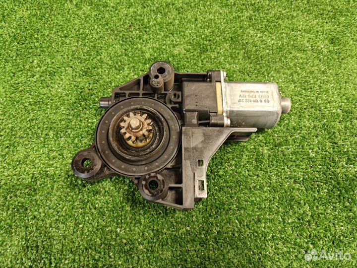 Мотор стеклоподъемника левый Ford Focus 2 хэтчбек