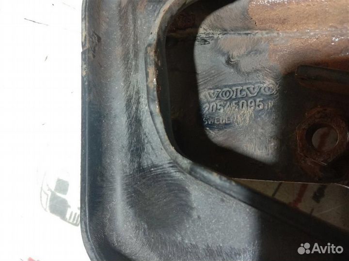 Петля решетки радиатора правая Volvo 20545095