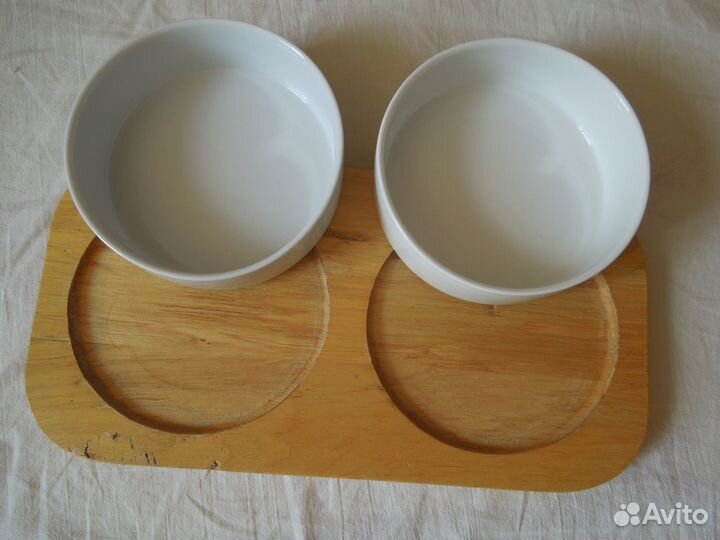 Тарелочки на деревяной доске