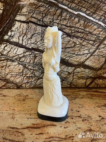 Бивень. Африканка с цветком