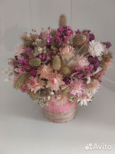 Композиция из сухоцветов в корзинке