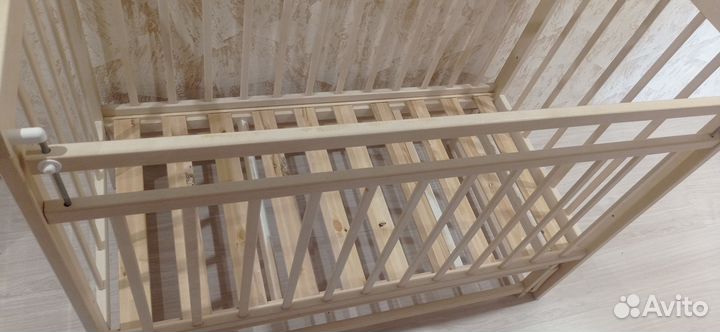 Детская кроватка с поперечным маятником