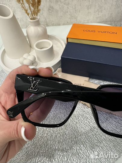 Солнцезащитные очки Louis Vuitton