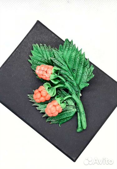 Брошь ручной работы малина