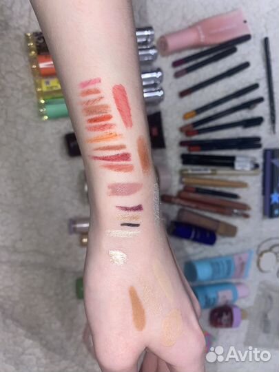 Набор косметики и духов пакетом бронь