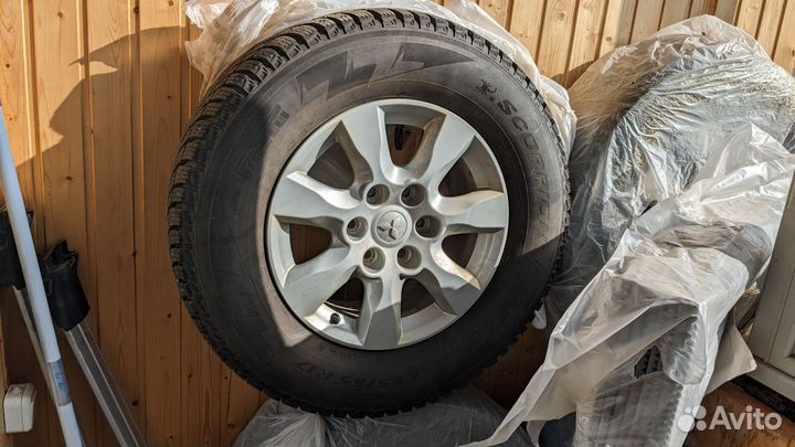 Комплект шипованных колес на Mitsubishi Pajero 4
