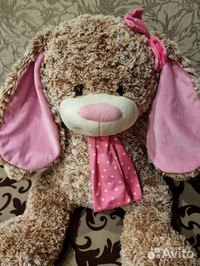 Большой плюшевый заяц