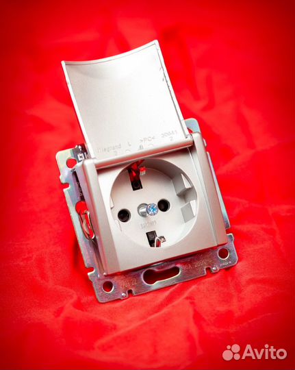 Выключатель Valena Белый 1-клавишный с подсветкой