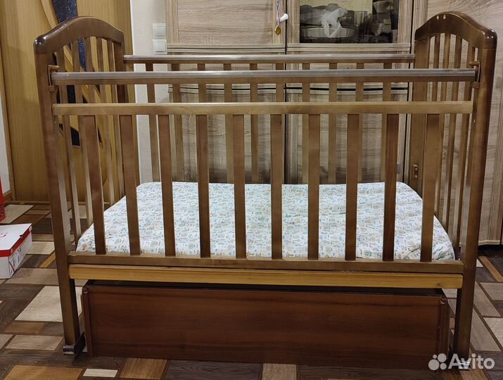 Детская кроватка с поперечным маятником