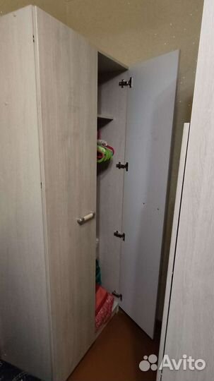 Письменный стол, шкафы, полка, часы