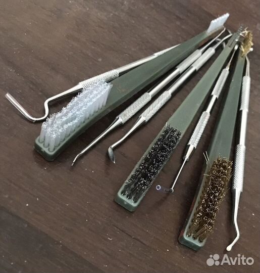 Щетки и металлические крючки для оружия в футляре