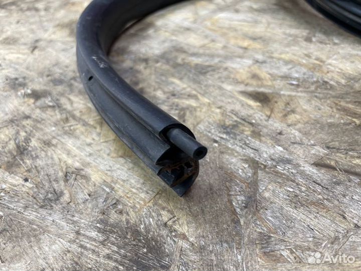 Уплотнитель двери задний левый Renault Duster