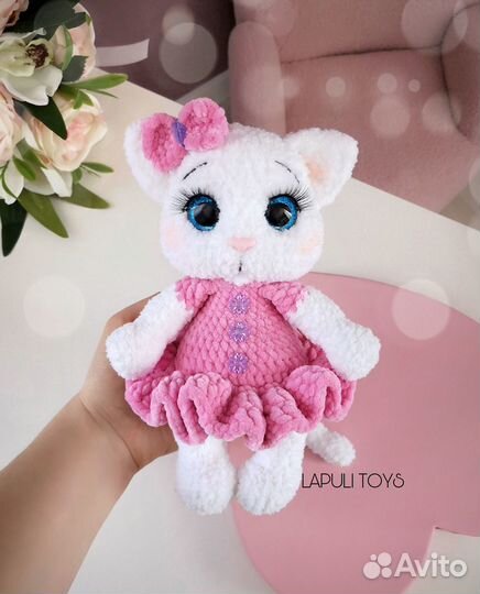 Вязаная плюшевая игрушка кошка. Котенок