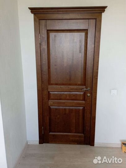 Дверь с наличниками, петлями, замком и ручкой