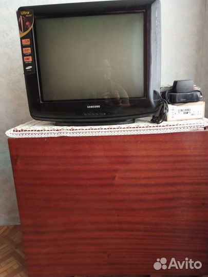 Спутниковая антенна с телевизором