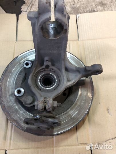 Передний правый поворотный кулак Peugeot 207