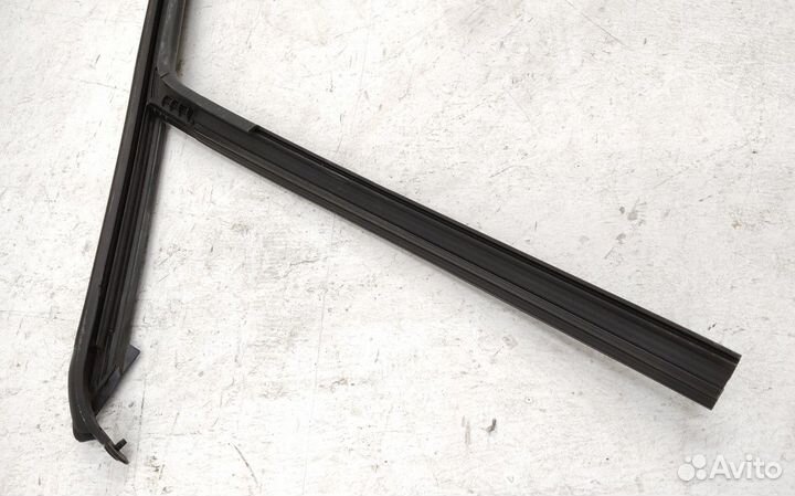 Уплотнитель стекла двери передней правой Mazda 3 BP