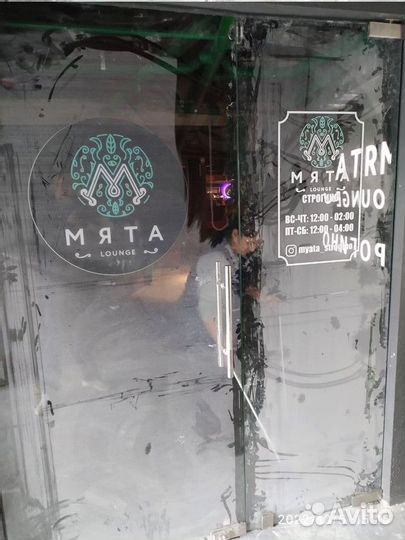 Распашные стеклянные двери