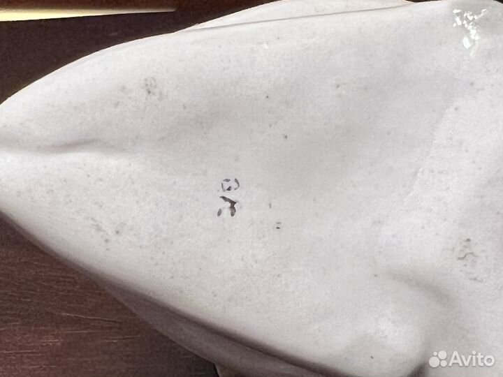 Фарфоровая статуэтка. Лежащая лань. лфз