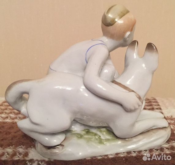 Фарфоровая статуэтка 