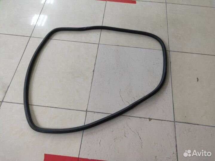 Уплотнитель двери задний Volkswagen Passat B6 1.9