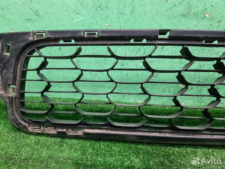 Решетка в бампер центральная Renault Duster 2017