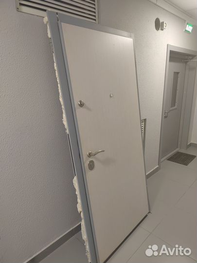 Дверь входная металлическая правая бу внутр.откр